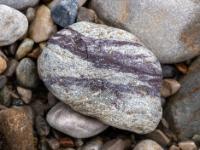 Weißgrauer Stein mit dunkelvioletter Maserung